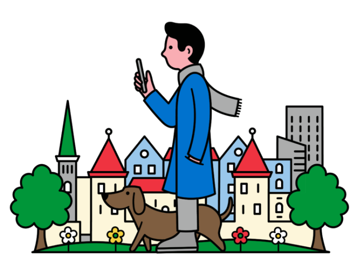 Inimene jalutab koeraga Tallinna vanalinna ja puude taustal